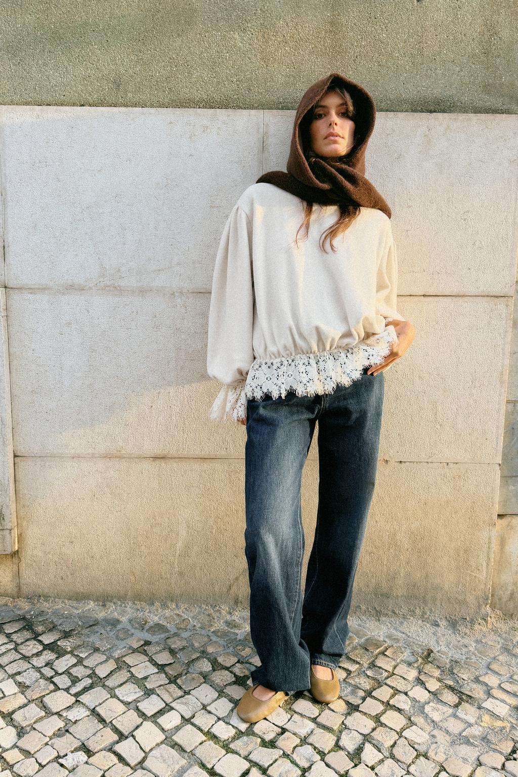 Романтический свитшот с кружевом