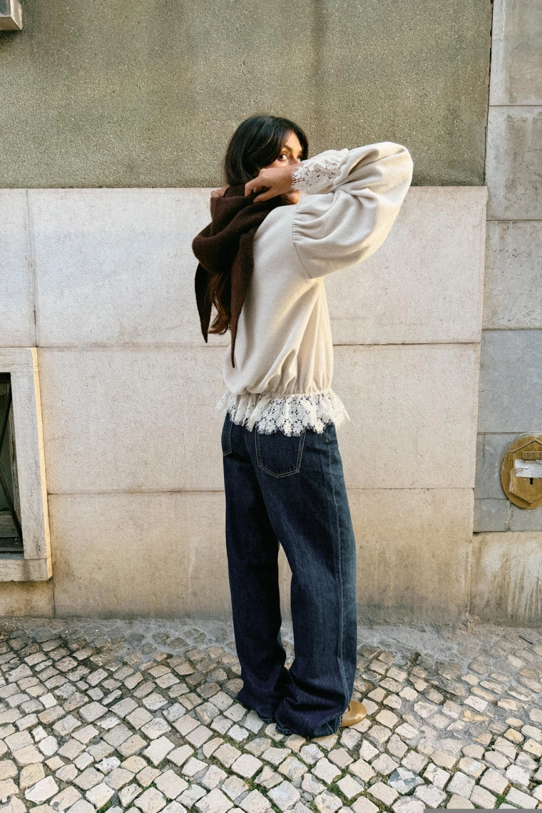 Романтический свитшот с кружевом