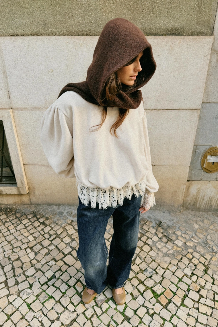 Романтический свитшот с кружевом