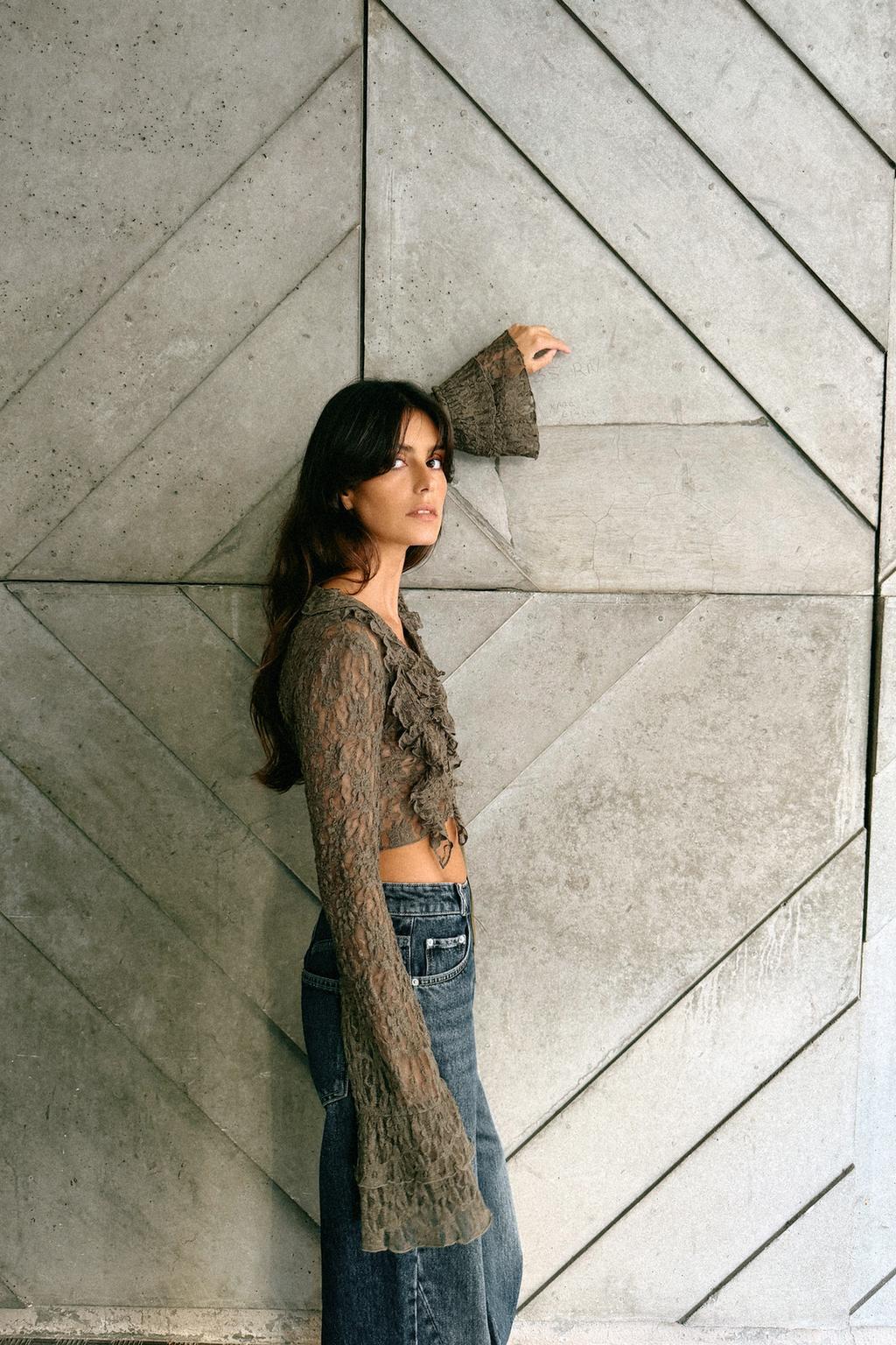 УКОРОЧЕННЫЙ КАРДИГАН С КРУЖЕВОМ И ВОЛАНАМИ