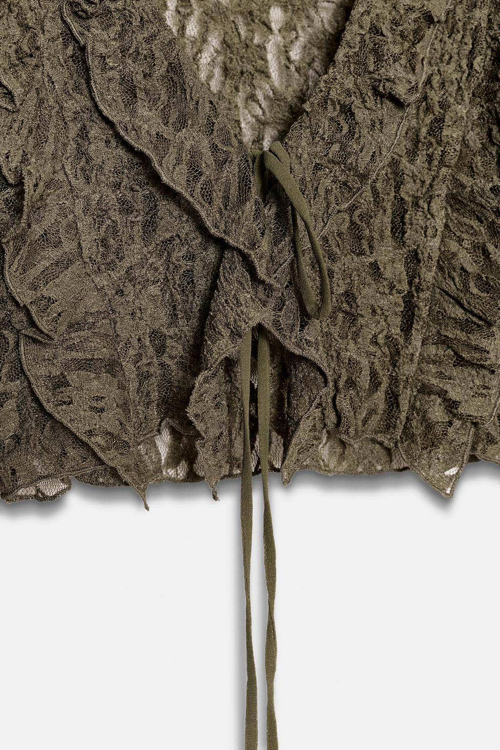 УКОРОЧЕННЫЙ КАРДИГАН С КРУЖЕВОМ И ВОЛАНАМИ