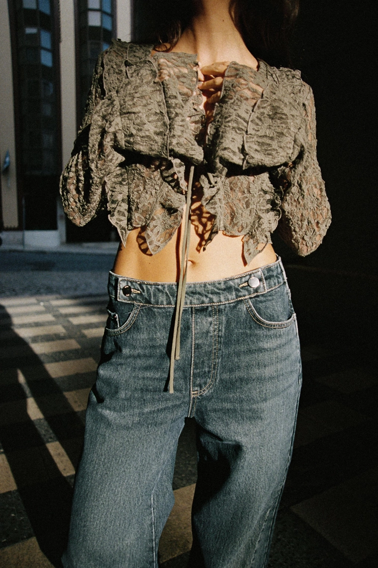 УКОРОЧЕННЫЙ КАРДИГАН С КРУЖЕВОМ И ВОЛАНАМИ