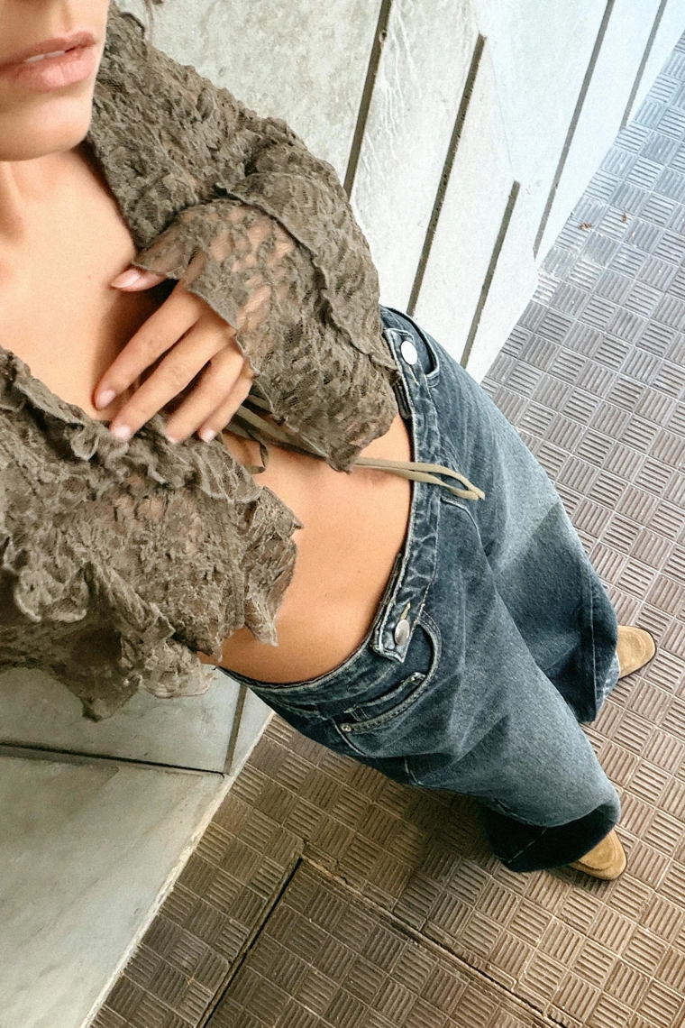 УКОРОЧЕННЫЙ КАРДИГАН С КРУЖЕВОМ И ВОЛАНАМИ