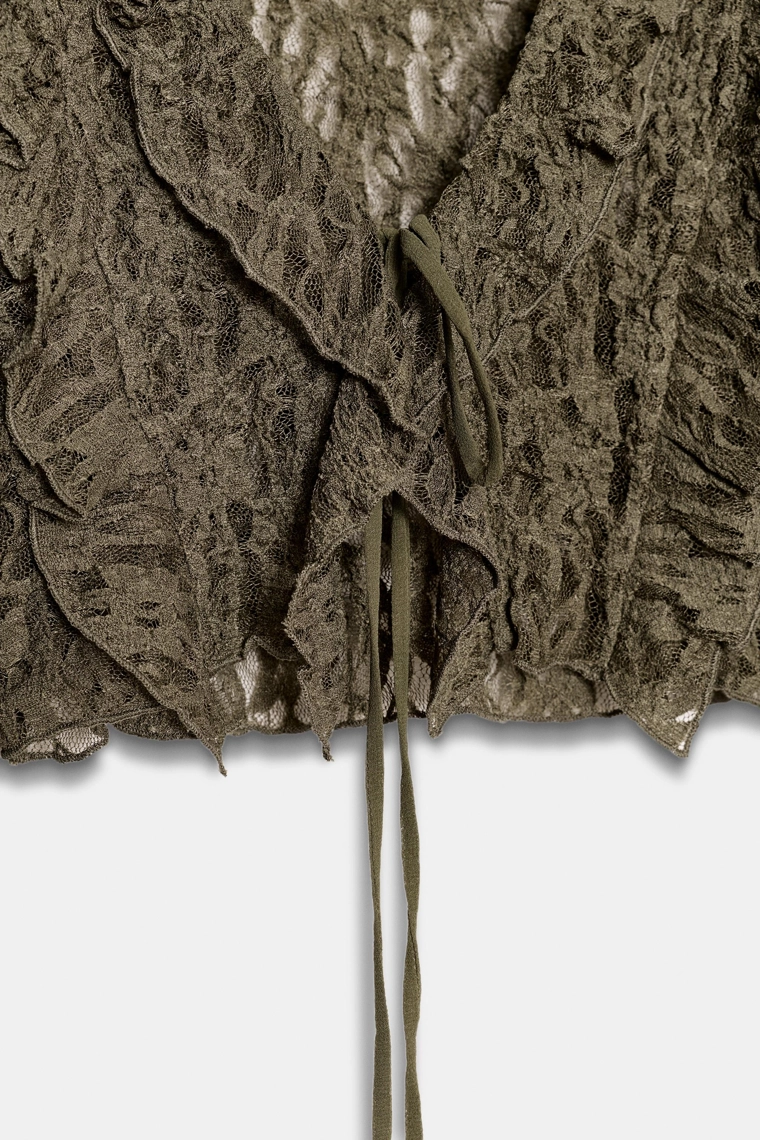 УКОРОЧЕННЫЙ КАРДИГАН С КРУЖЕВОМ И ВОЛАНАМИ