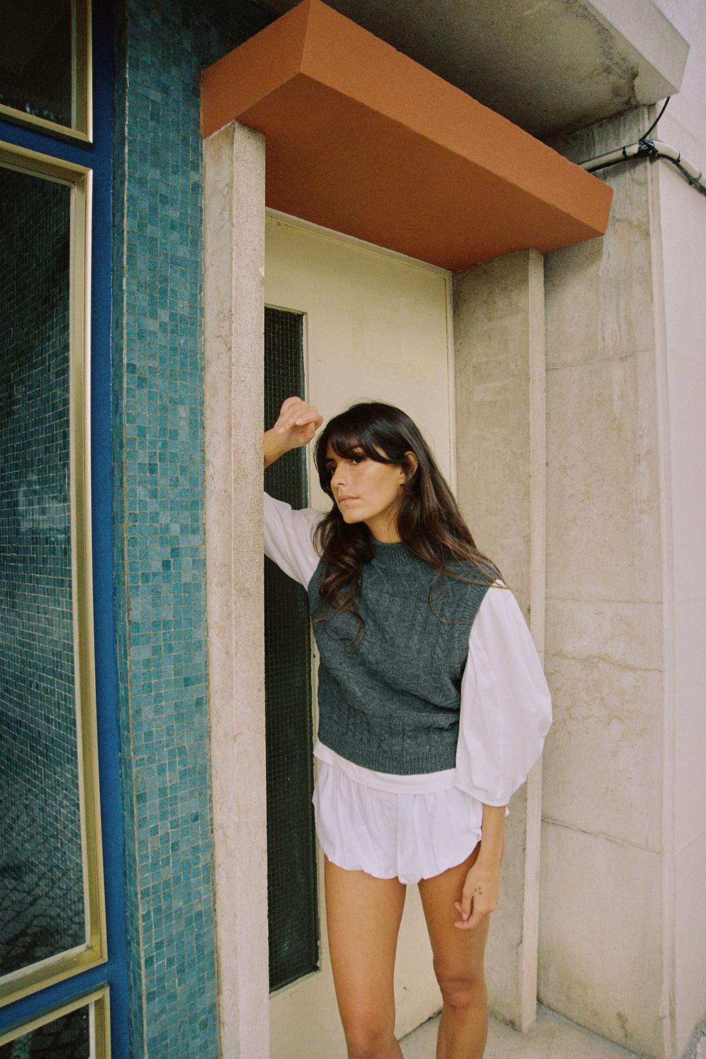 ФУТБОЛКА С КОМБИНИРОВАННЫМ ЖИЛЕТОМ