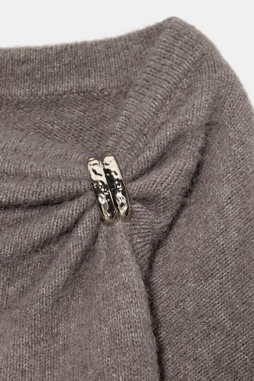 ДЖЕМПЕР ВЯЗАНЫЙ С БРОШЬЮ