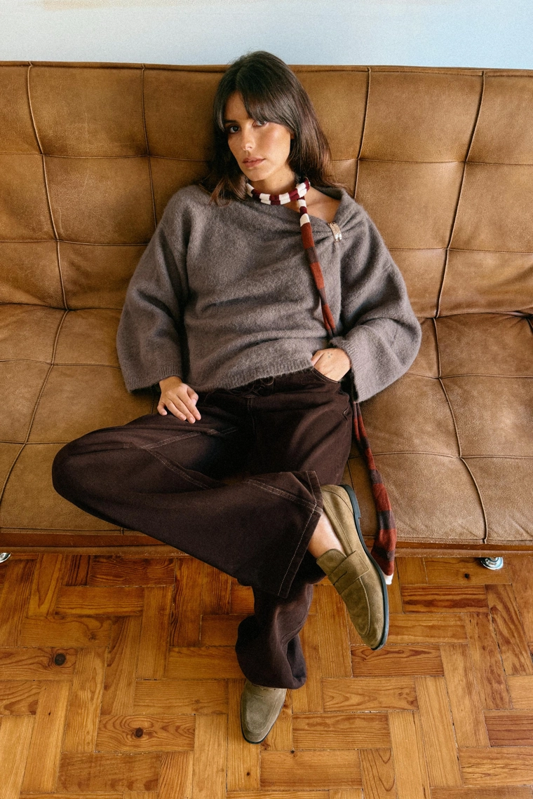 ДЖЕМПЕР ВЯЗАНЫЙ С БРОШЬЮ