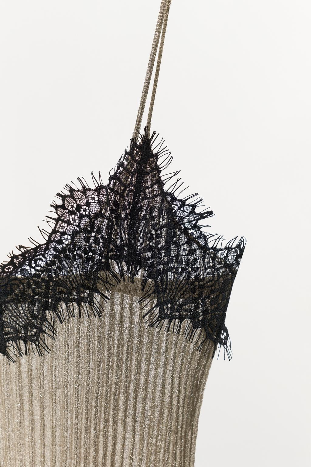 ТРИКОТАЖНЫЙ ТОП С БЛЕСТЯЩЕЙ НИТЬЮ И КРУЖЕВОМ