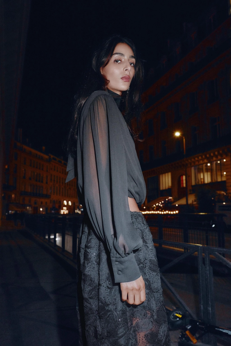 ПОЛУПРОЗРАЧНЫЙ ТОП С ДРАПИРОВАННЫМИ РУКАВАМИ-БАЛЛОНАМИ