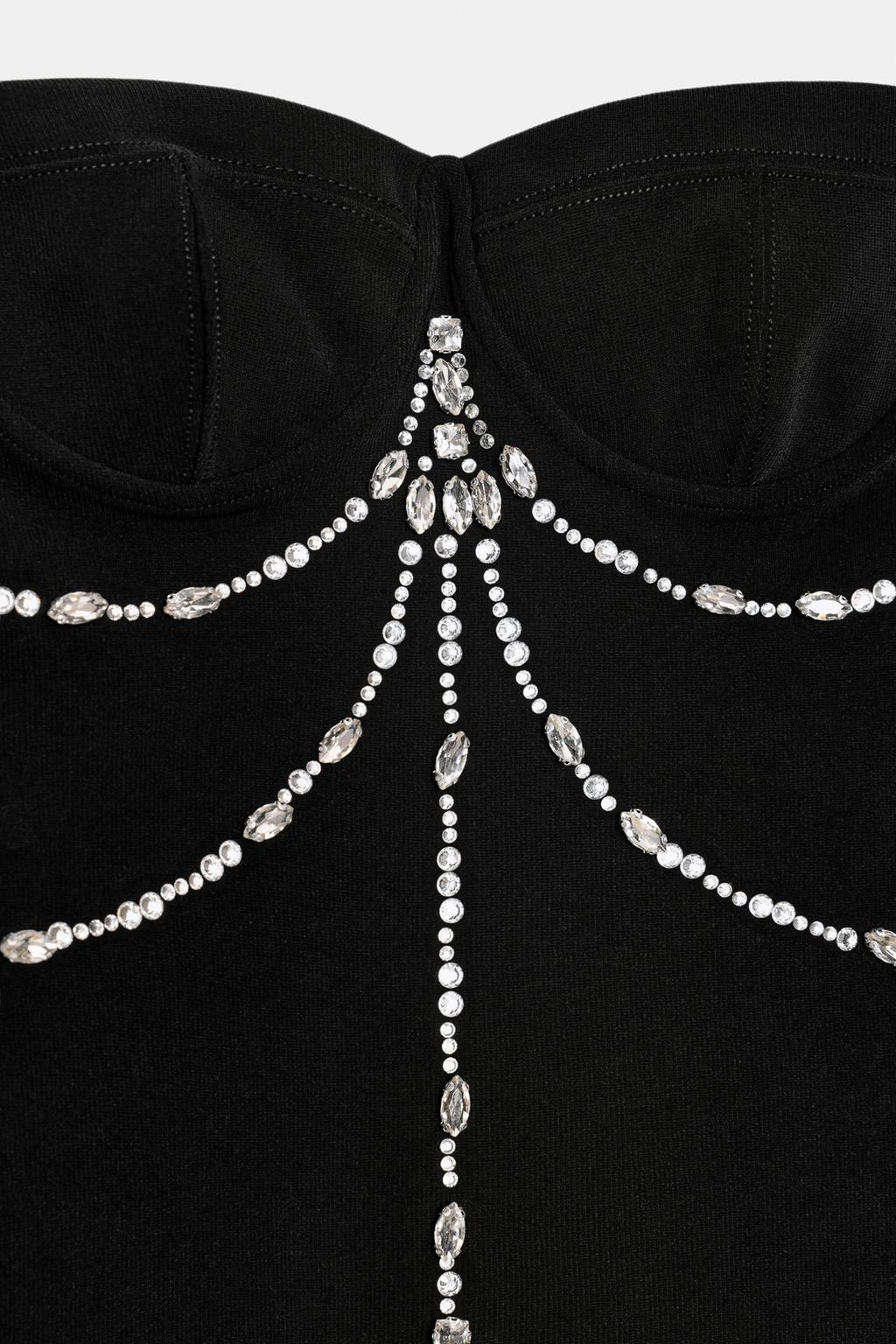 ЭЛАСТИЧНОЕ ПЛАТЬЕ СО СТРАЗАМИ