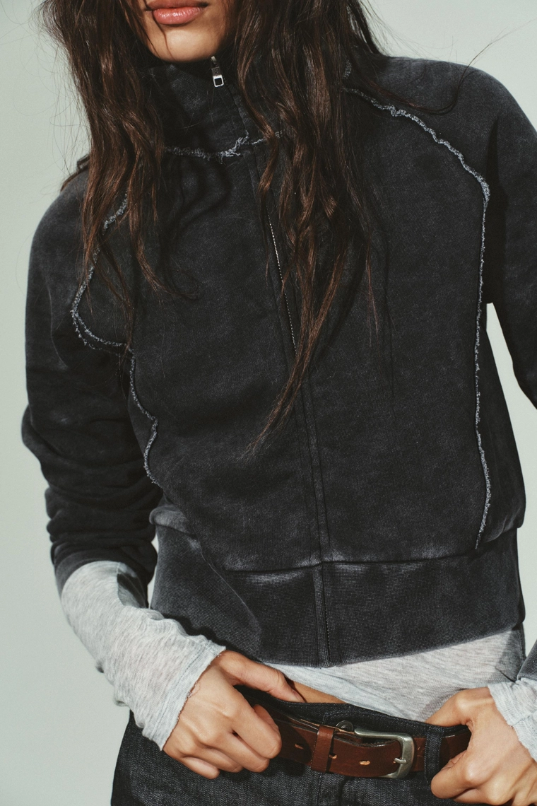 УКОРОЧЕННАЯ ТОЛСТОВКА С ДЕКОРАТИВНЫМИ ШВАМИ