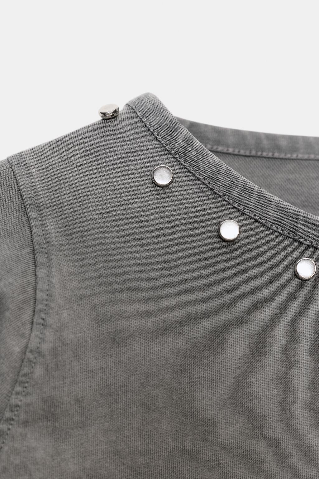 ТОП ИЗ ТКАНИ С ЭФФЕКТОМ ПОТЕРТОСТИ И ЗАКЛЕПКАМИ