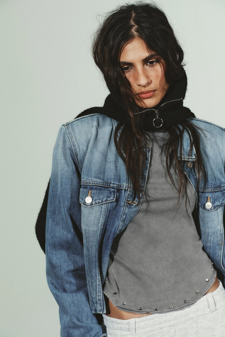 ТОП ИЗ ТКАНИ С ЭФФЕКТОМ ПОТЕРТОСТИ И ЗАКЛЕПКАМИ