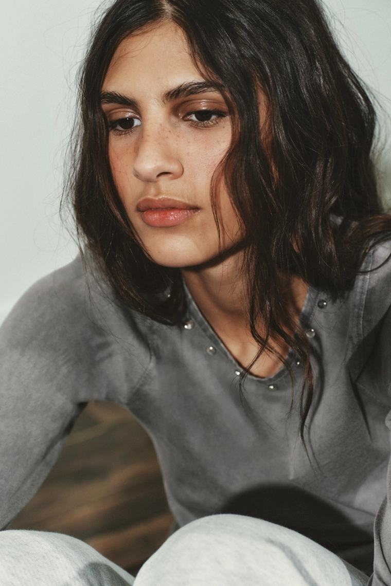 ТОП ИЗ ТКАНИ С ЭФФЕКТОМ ПОТЕРТОСТИ И ЗАКЛЕПКАМИ