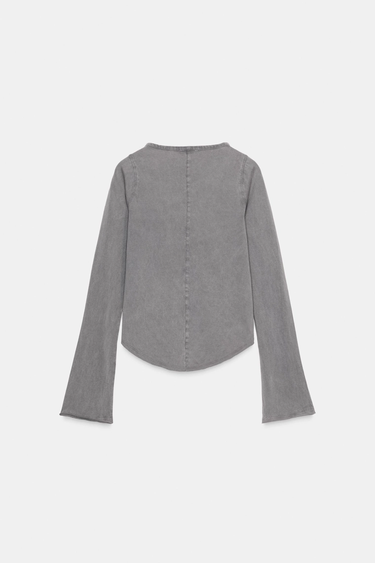 ТОП ИЗ ТКАНИ С ЭФФЕКТОМ ПОТЕРТОСТИ И ЗАКЛЕПКАМИ