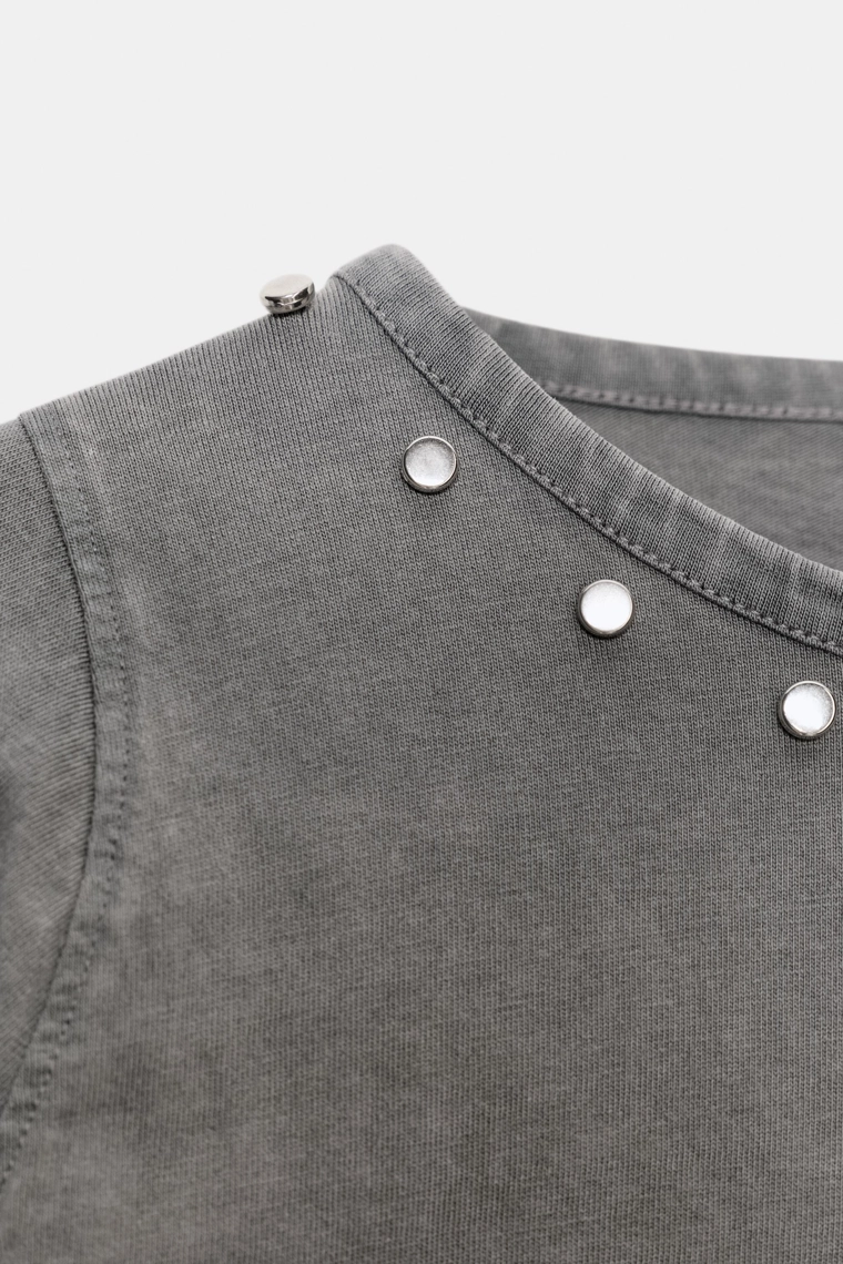 ТОП ИЗ ТКАНИ С ЭФФЕКТОМ ПОТЕРТОСТИ И ЗАКЛЕПКАМИ