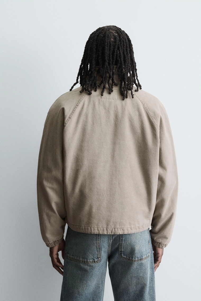 СТЕГАНАЯ КУРТКА С КОМБИНИРОВАННЫМ ВОРОТНИКОМ