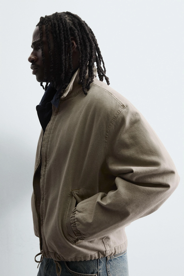 СТЕГАНАЯ КУРТКА С КОМБИНИРОВАННЫМ ВОРОТНИКОМ