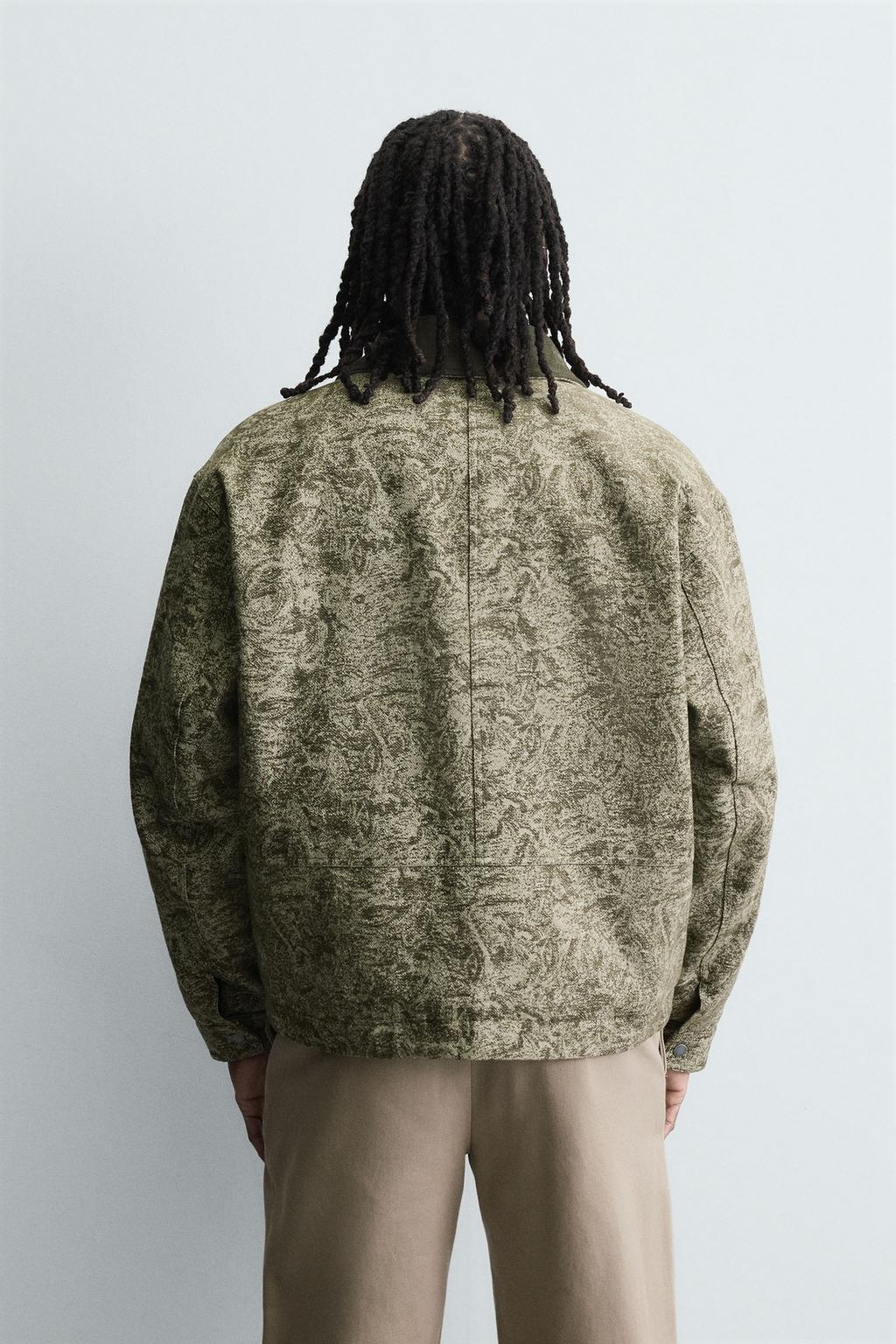 СТЕГАНАЯ КУРТКА JACQUARD С АБСТРАКТНЫМ УЗОРОМ