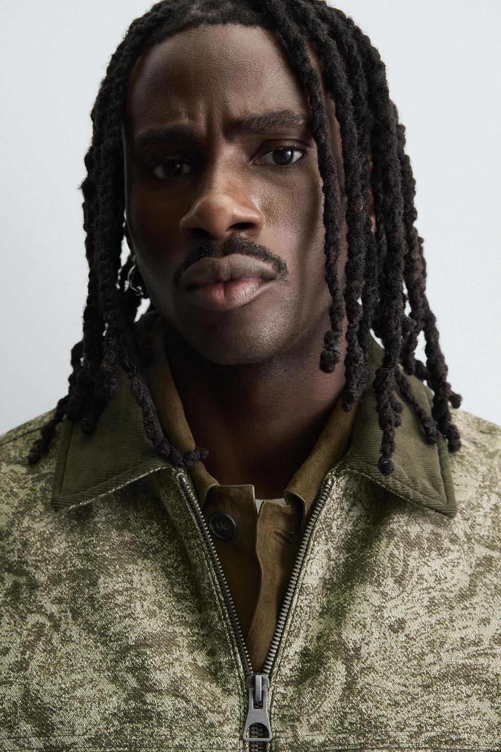 СТЕГАНАЯ КУРТКА JACQUARD С АБСТРАКТНЫМ УЗОРОМ