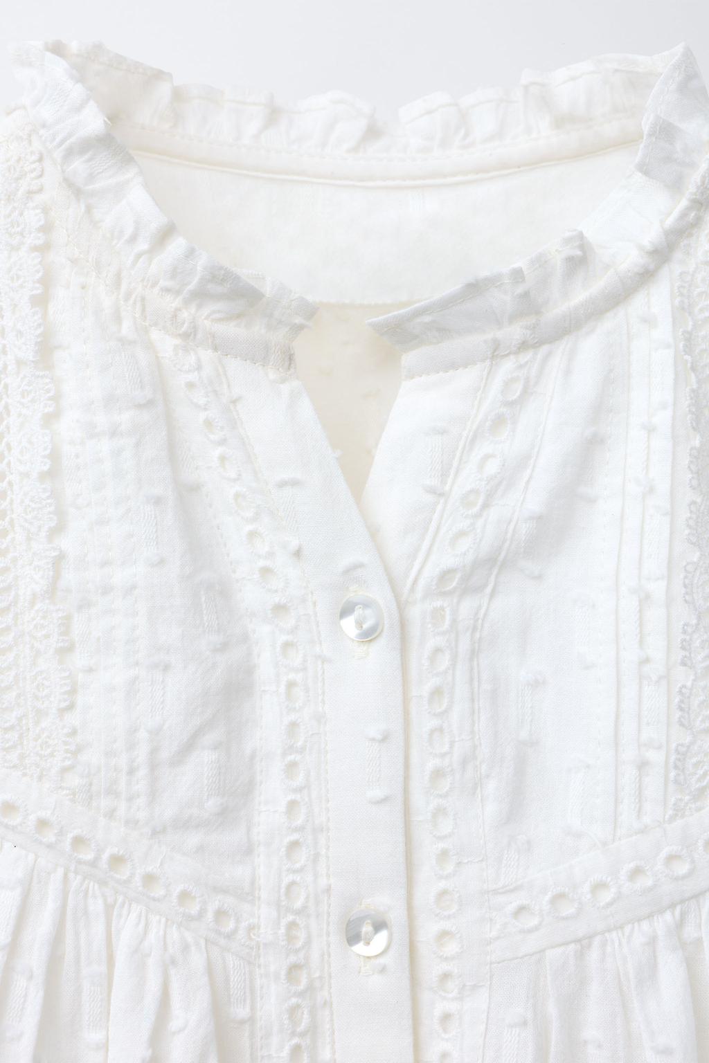 РУБАШКА В РОМАНТИЧЕСКОМ СТИЛЕ С ВЫШИВКОЙ ПЛЮМЕТИ