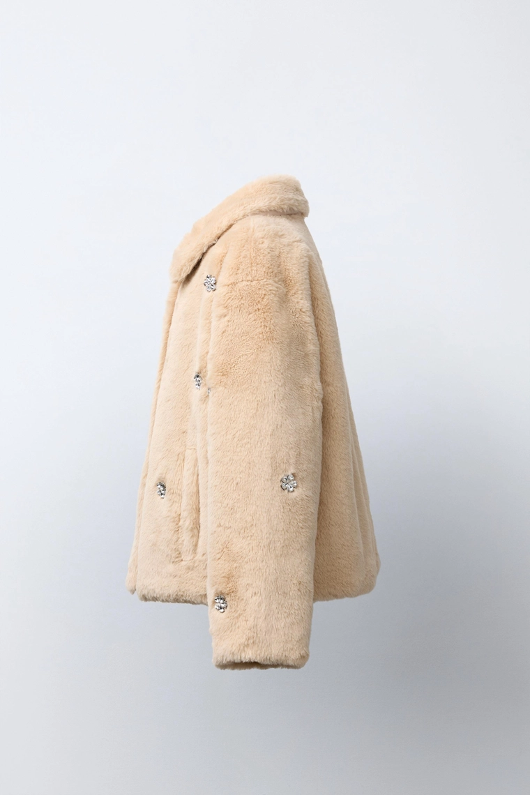 УКОРОЧЕННОЕ ПАЛЬТО ИЗ ИСКУССТВЕННОГО МЕХА СО СТРАЗАМИ