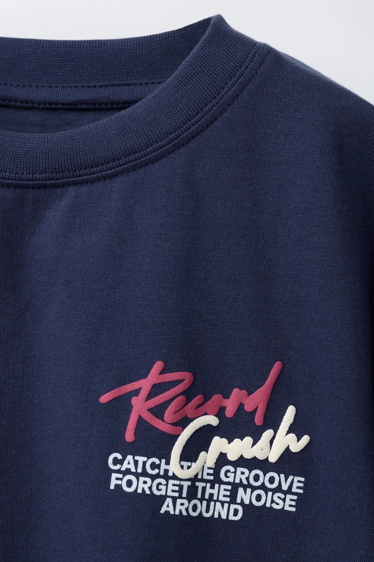 ФУТБОЛКА С РЕЛЬЕФНЫМ ПРИНТОМ