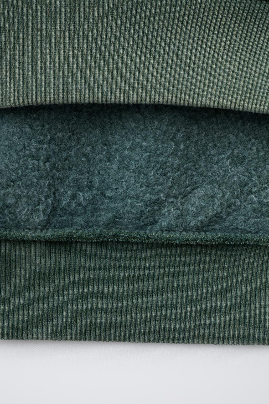 ТОЛСТОВКА С ЭФФЕКТОМ ПОТЕРТОСТИ И ДВОЙНЫМИ РУКАВАМИ