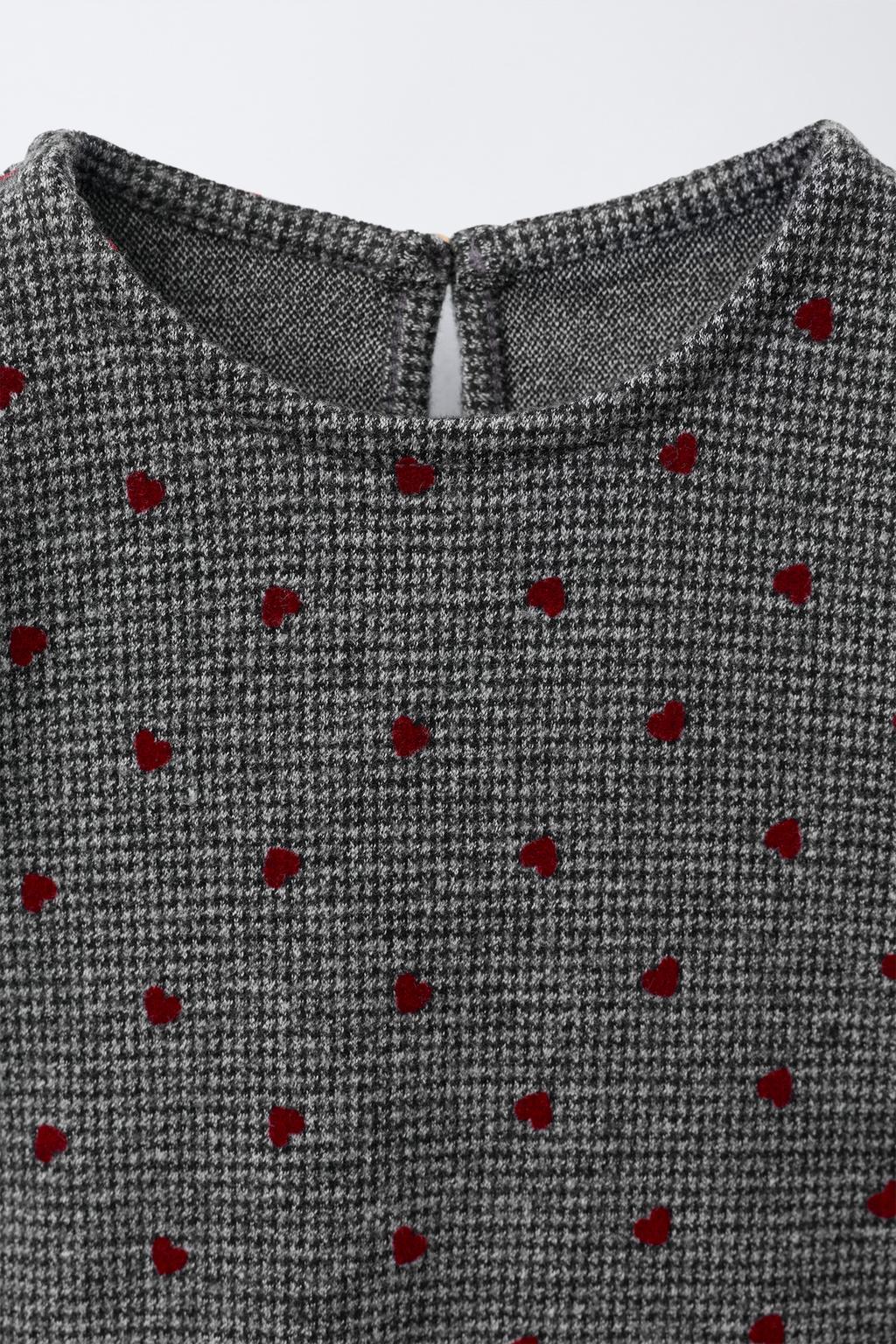 ПЛАТЬЕ ИЗ ТКАНИ «ГУСИНАЯ ЛАПКА» С РЕЛЬЕФНЫМИ СЕРДЕЧКАМИ