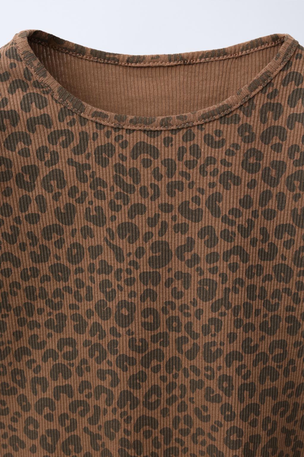 КОМПЛЕКТ ИЗ ФУТБОЛКИ В РУБЧИК И ЛЕГИНСОВ С АНИМАЛИСТИЧЕСКИМ ПРИНТОМ