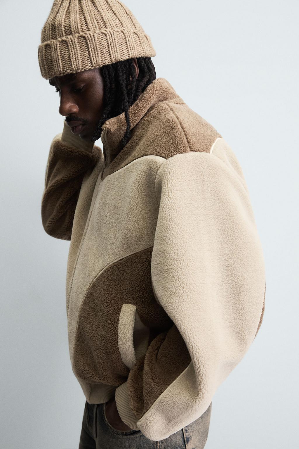 КУРТКА ИЗ ИСКУССТВЕННОЙ ОВЧИНЫ С КОНТРАСТНЫМИ ВСТАВКАМИ