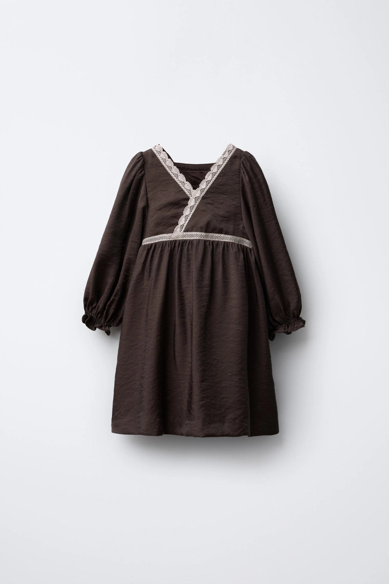 АТЛАСНОЕ ПЛАТЬЕ С КОНТРАСТНЫМ КРУЖЕВОМ