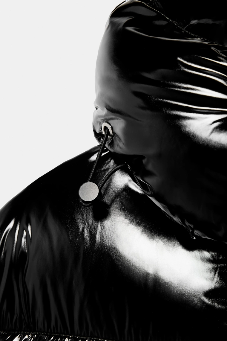 ДЛИННЫЙ АНОРАК С БЛЕСТЯЩИМ ЭФФЕКТОМ