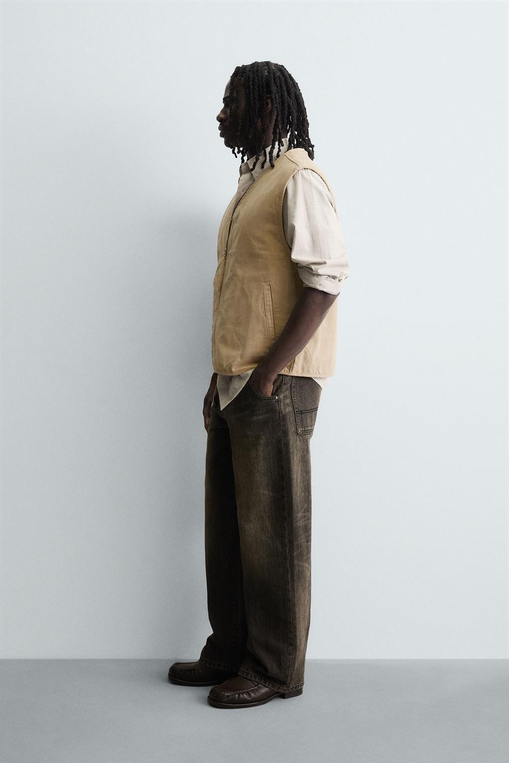 ЖИЛЕТ ИЗ ХЛОПКА С ЭФФЕКТОМ ПОТЕРТОСТИ И СТРОЧКОЙ