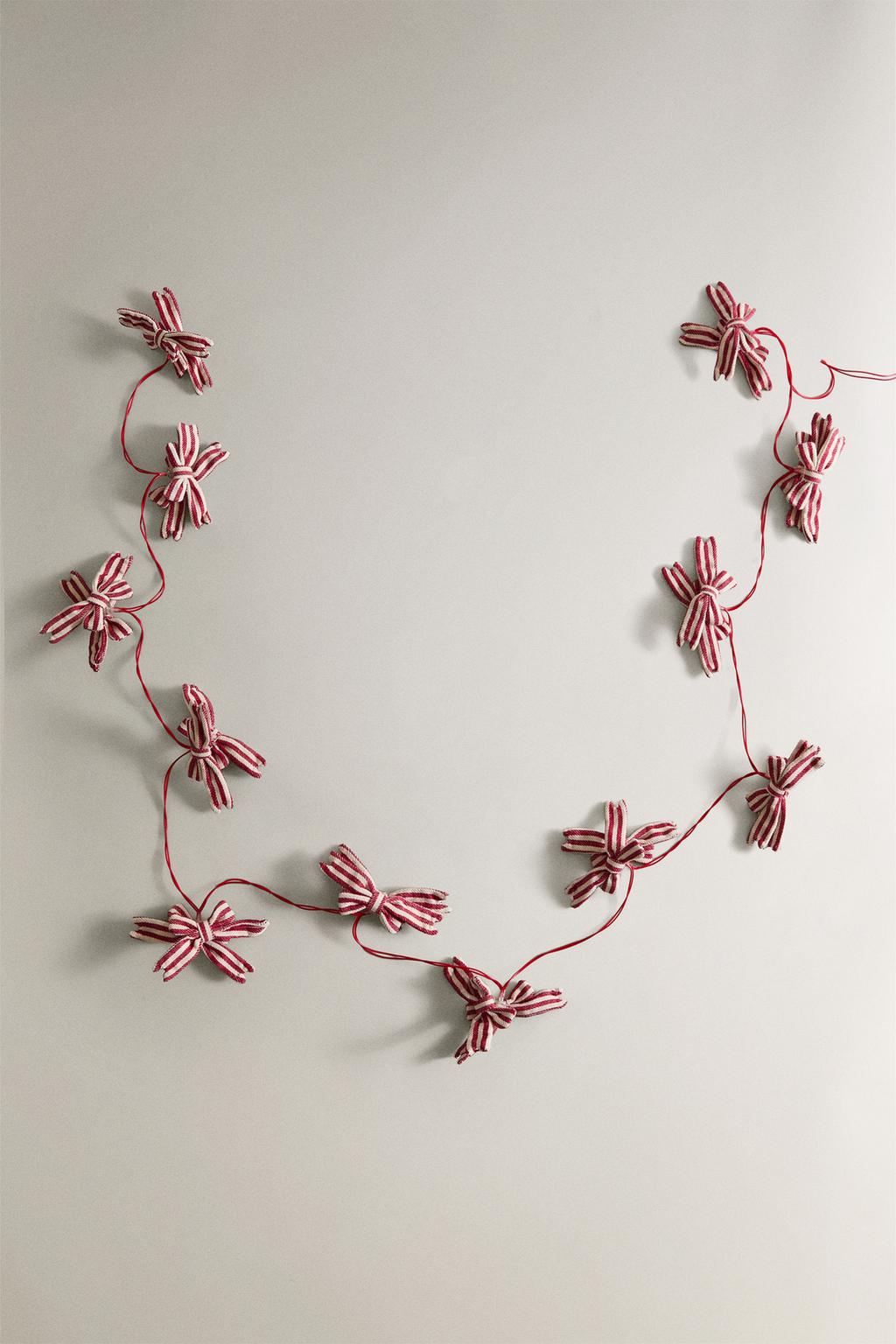 Рождественская гирлянда с огнями и бантами