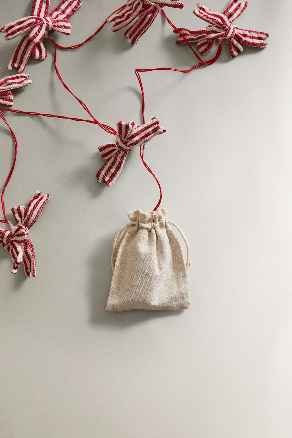 Рождественская гирлянда с огнями и бантами