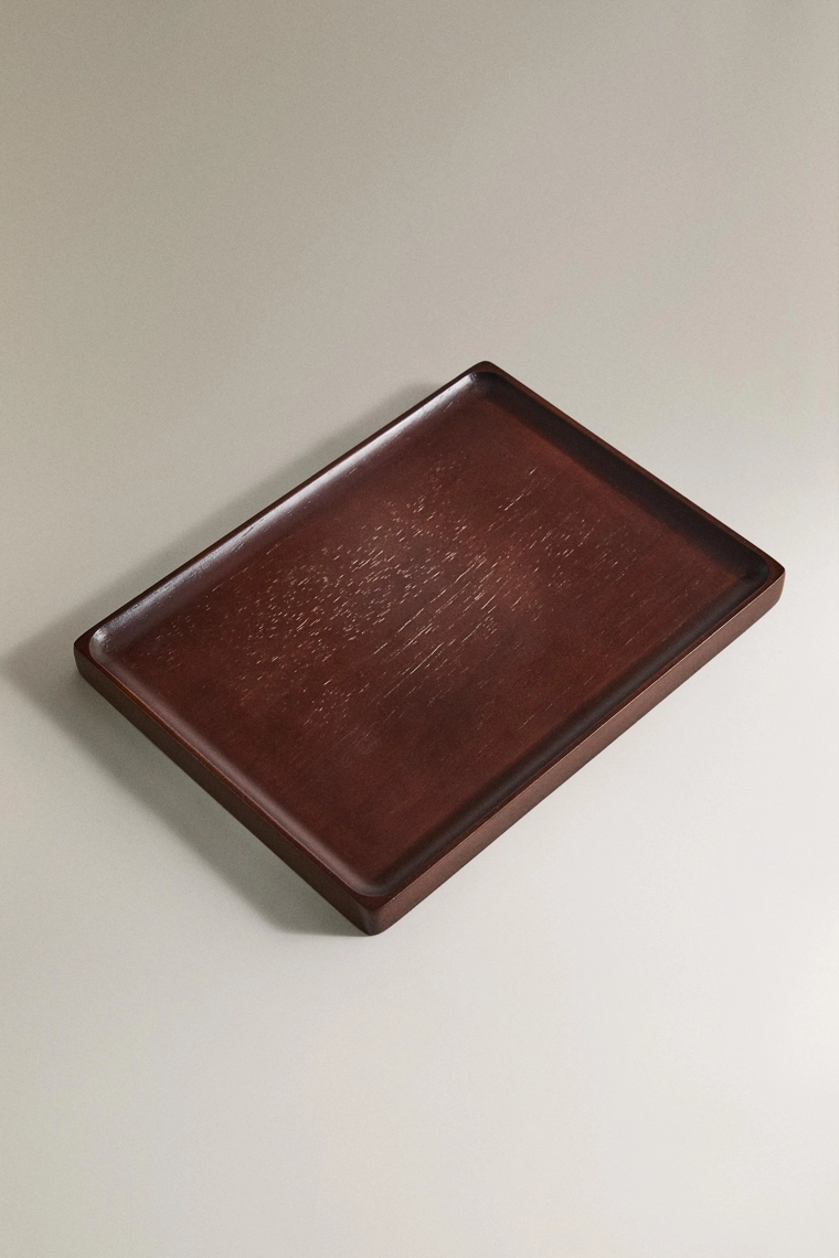 Деревянный поднос с зарядным устройством для телефона