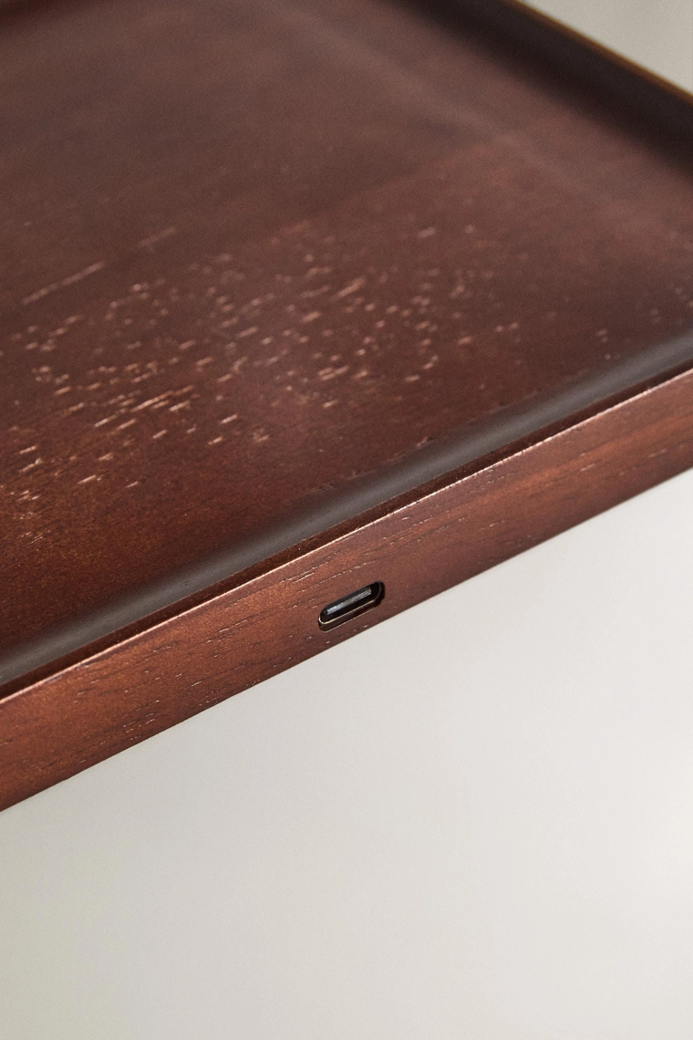 Деревянный поднос с зарядным устройством для телефона