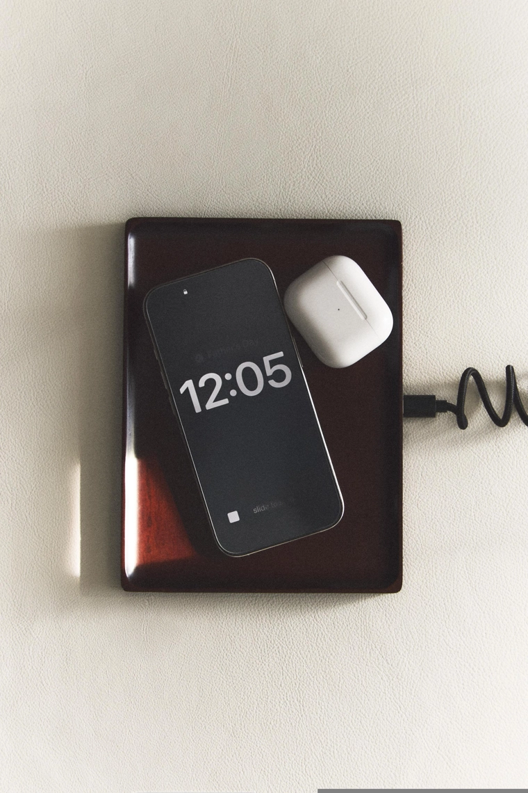 Деревянный поднос с зарядным устройством для телефона