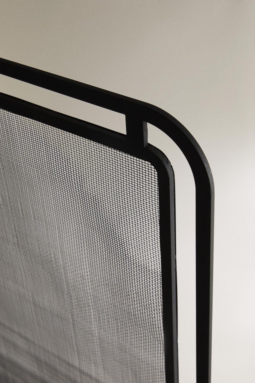 Черный кованый экран-ограда для камина