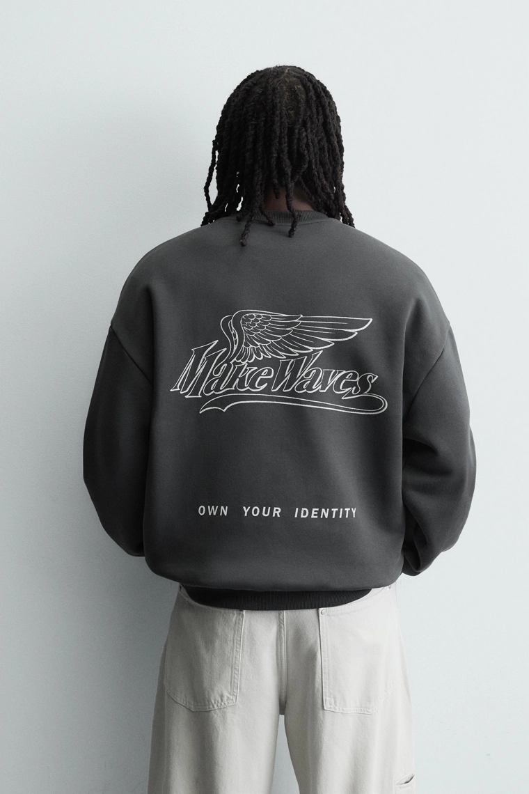 ТОЛСТОВКА С КОМБИНИРОВАННЫМ ПРИНТОМ