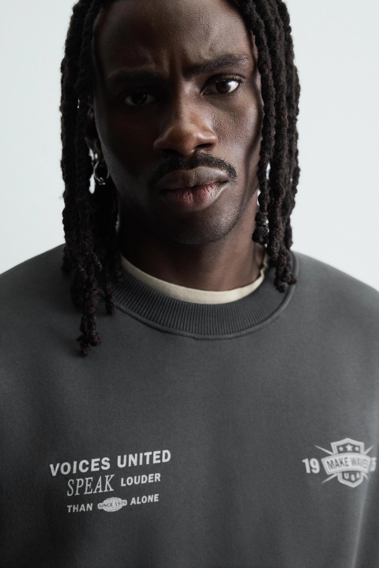 ТОЛСТОВКА С КОМБИНИРОВАННЫМ ПРИНТОМ