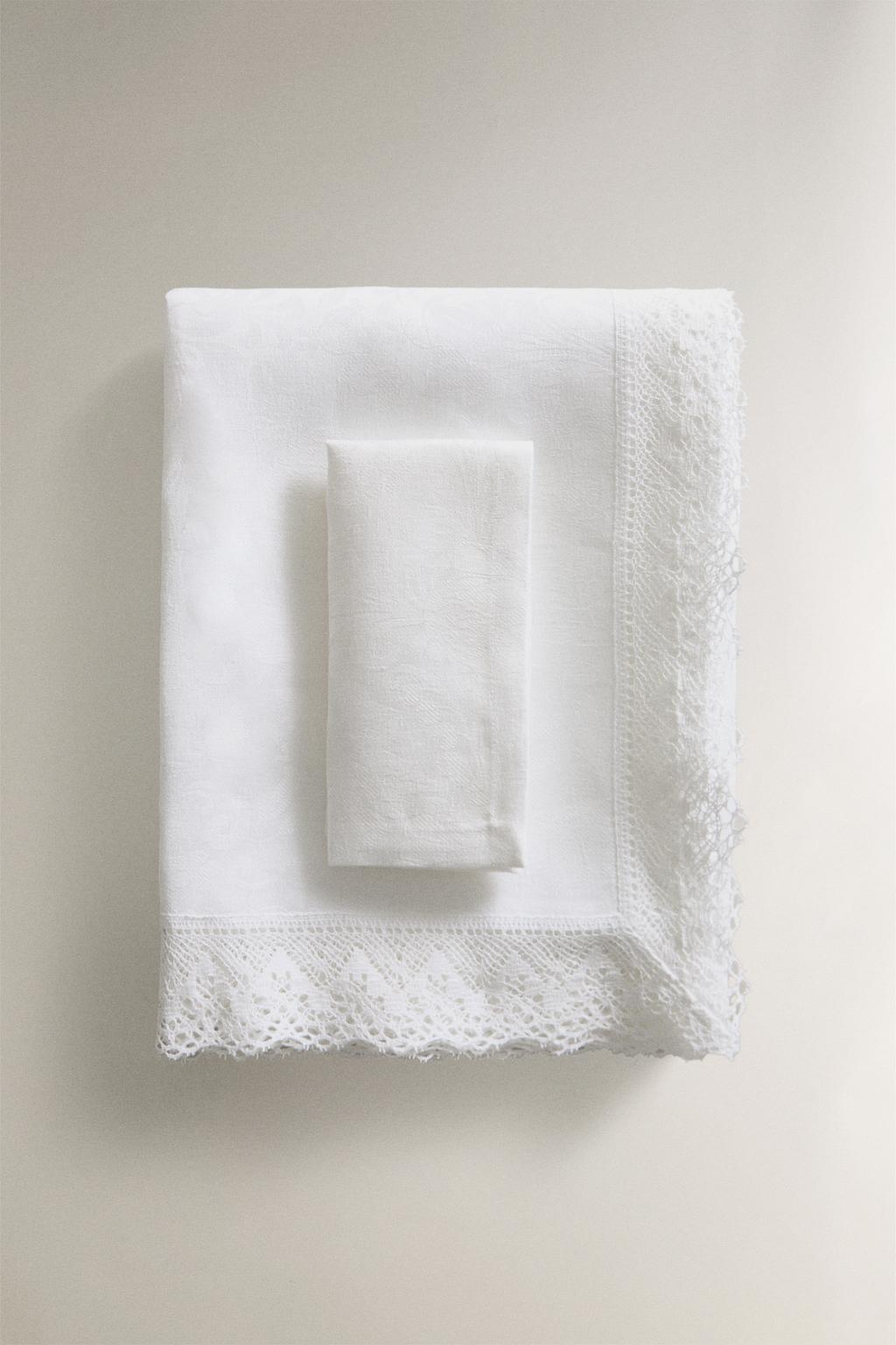 Скатерть из льна с жаккардовым узором и кружевным краем