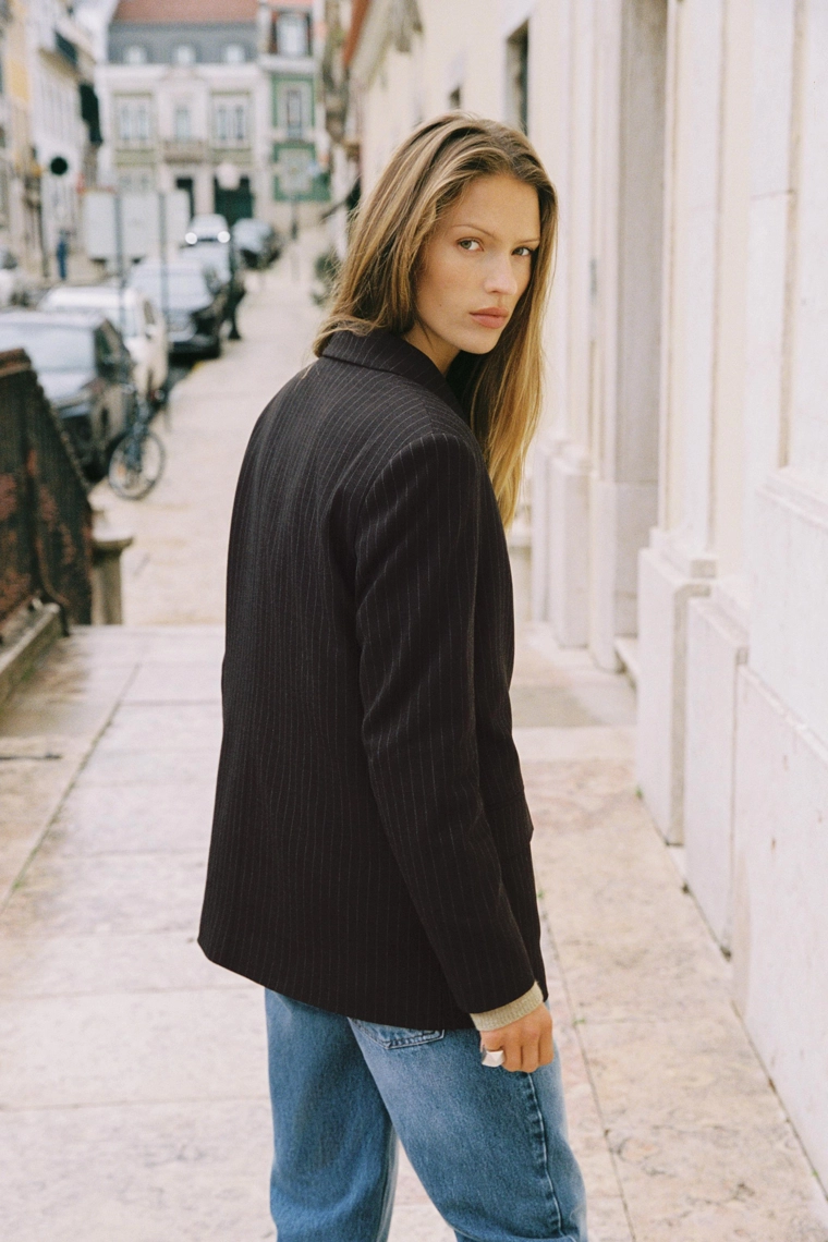 ДВУБОРТНЫЙ БЛЕЙЗЕР OVERSIZE В ТОНКУЮ ПОЛОСКУ