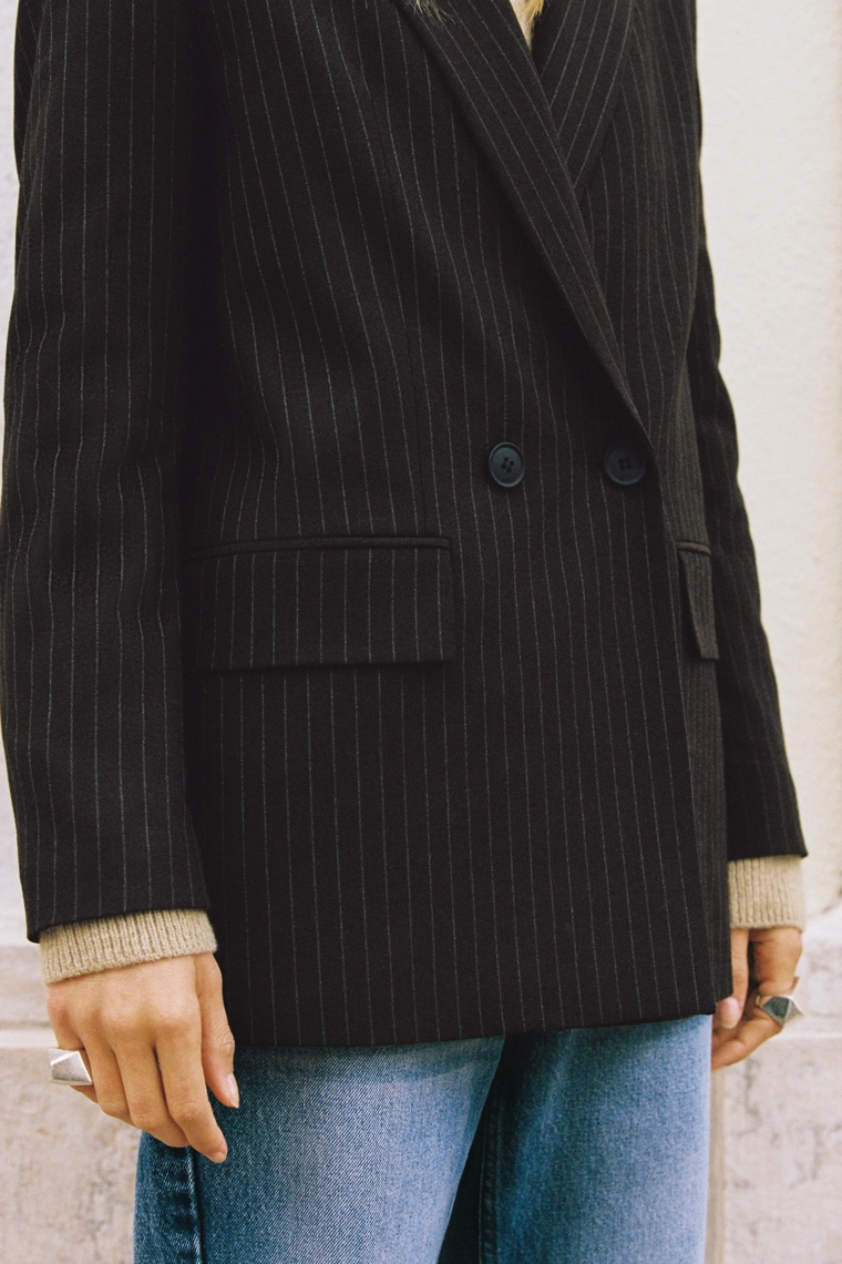 ДВУБОРТНЫЙ БЛЕЙЗЕР OVERSIZE В ТОНКУЮ ПОЛОСКУ