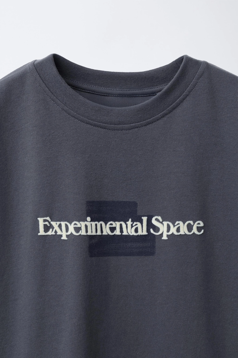 ФУТБОЛКА С РЕЛЬЕФНОЙ НАДПИСЬЮ