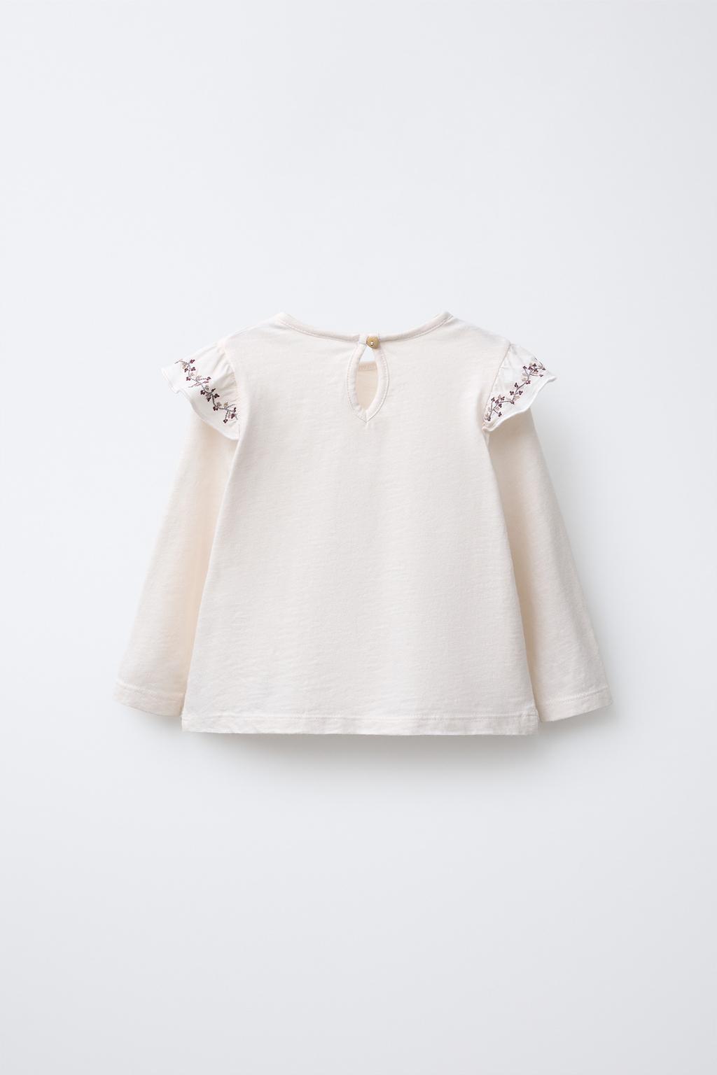 ФУТБОЛКА С ВОЛАНАМИ И ЦВЕТОЧНОЙ ВЫШИВКОЙ