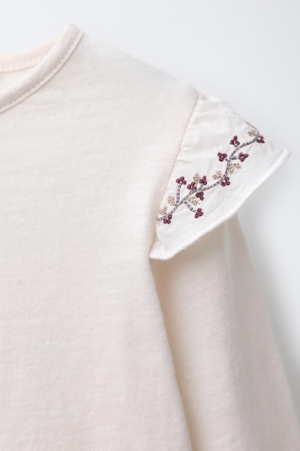 ФУТБОЛКА С ВОЛАНАМИ И ЦВЕТОЧНОЙ ВЫШИВКОЙ