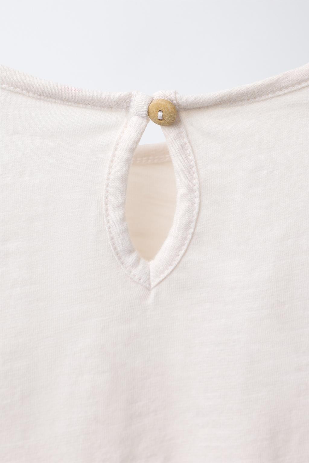 ФУТБОЛКА С ВОЛАНАМИ И ЦВЕТОЧНОЙ ВЫШИВКОЙ