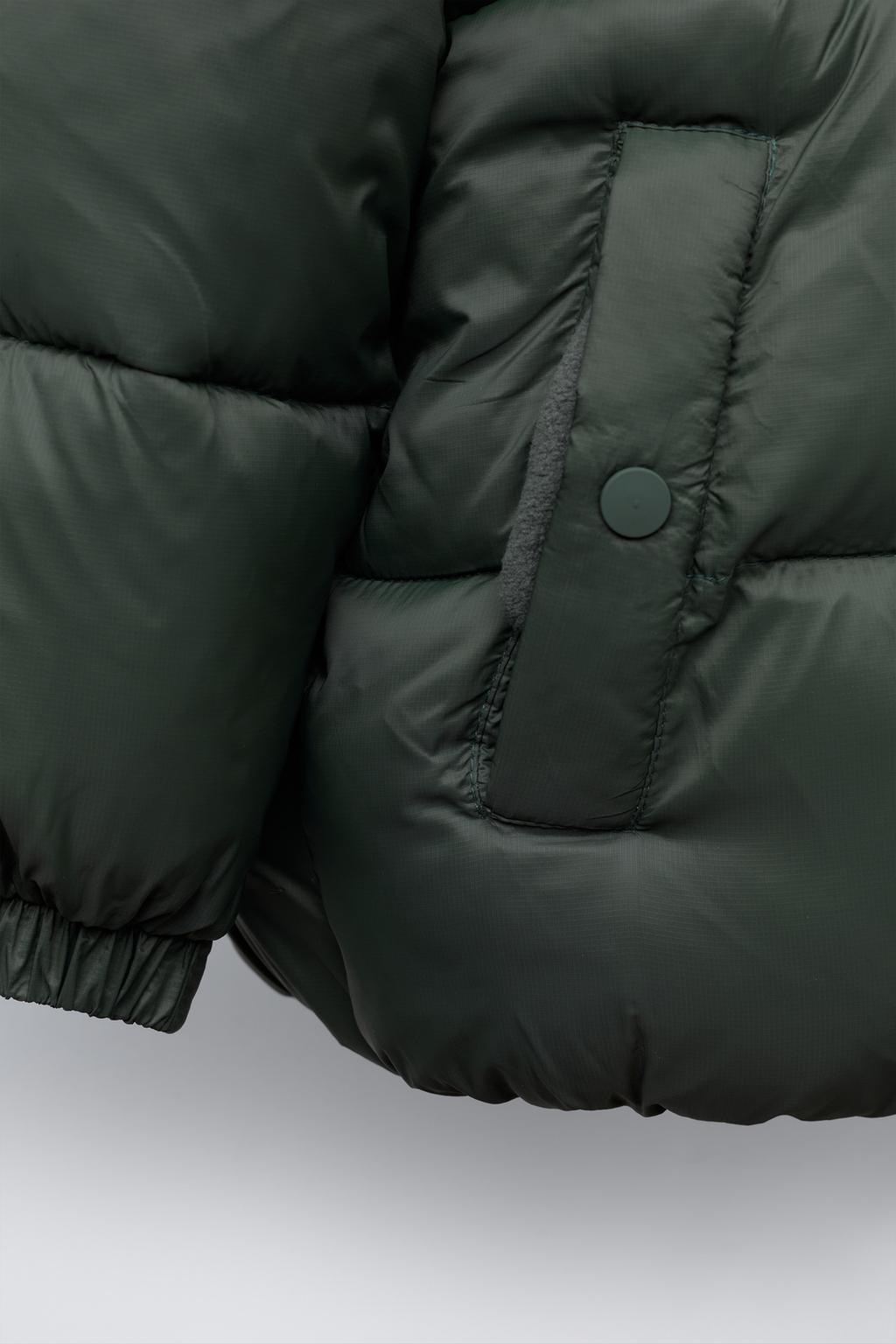 СТЕГАНОЕ ПАЛЬТО С КАПЮШОНОМ И НАШИВКАМИ